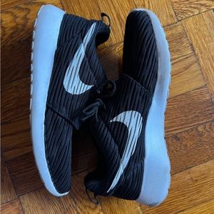 Nike Roshes size 7